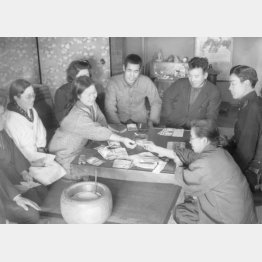 隣組の集まり。旧円紙幣に張る証書を配る（1946=昭和21＝年2月25日）／（Ｃ）共同通信社