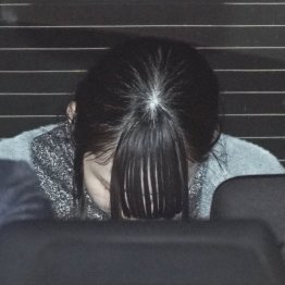 本所署を出る小原容疑者（Ｃ）共同通信社