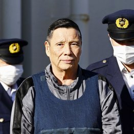 計画的指示か。送検のため千葉西署を出る指定暴力団住吉会会長の小川修容疑者（Ｃ）共同通信社