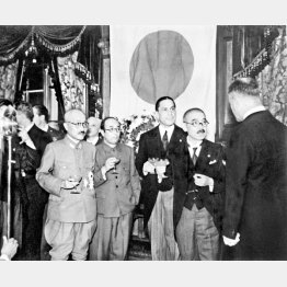 日独伊三国同盟締結を祝う（左から）東条英機陸相、星野直樹無任所相、インデルリ駐日伊大使、松岡洋右外相、オットー駐日独大使（1940＝昭和15＝年9月27日、外相官邸）／（Ｃ）共同通信社