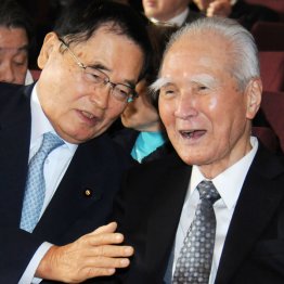 亀井静香（左）も支えたひとり（Ｃ）日刊ゲンダイ