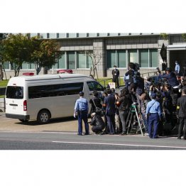 山上徹也被告に無期懲役を求刑（同被告を乗せたとみられる車両）／（Ｃ）共同通信社