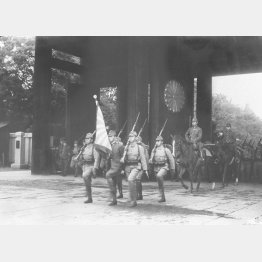 太平洋戦争の最中、多数の戦死者を「神」として合祀する臨時大祭に参拝する陸軍将兵ら（1944＝昭和19＝年10月22日、靖国神社）／（Ｃ）共同通信社