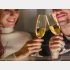 シャンパンのおすそ分けがきっかけに（写真:iStock）