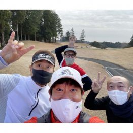 芸人仲間と楽しいラウンド（左から本人、原口あきまさ、ずんのやす、後ろはイワイガワのジョニ男）／（本人提供）