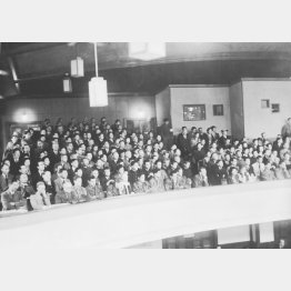 極東国際軍事裁判（東京裁判）を傍聴席で見守る国民ら（1946＝昭和21＝年5月13日）／（Ｃ）共同通信社