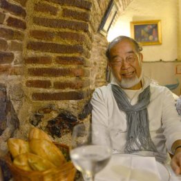 ヘミングウェーの座ったテーブルでご機嫌の筆者（本人提供）