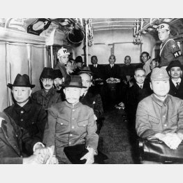 巣鴨プリズンから東京裁判法廷へ向かう東條英機元首相（2列目左端）らＡ級戦犯たち（1946＝昭和21＝年5月）／（Ｃ）共同通信社